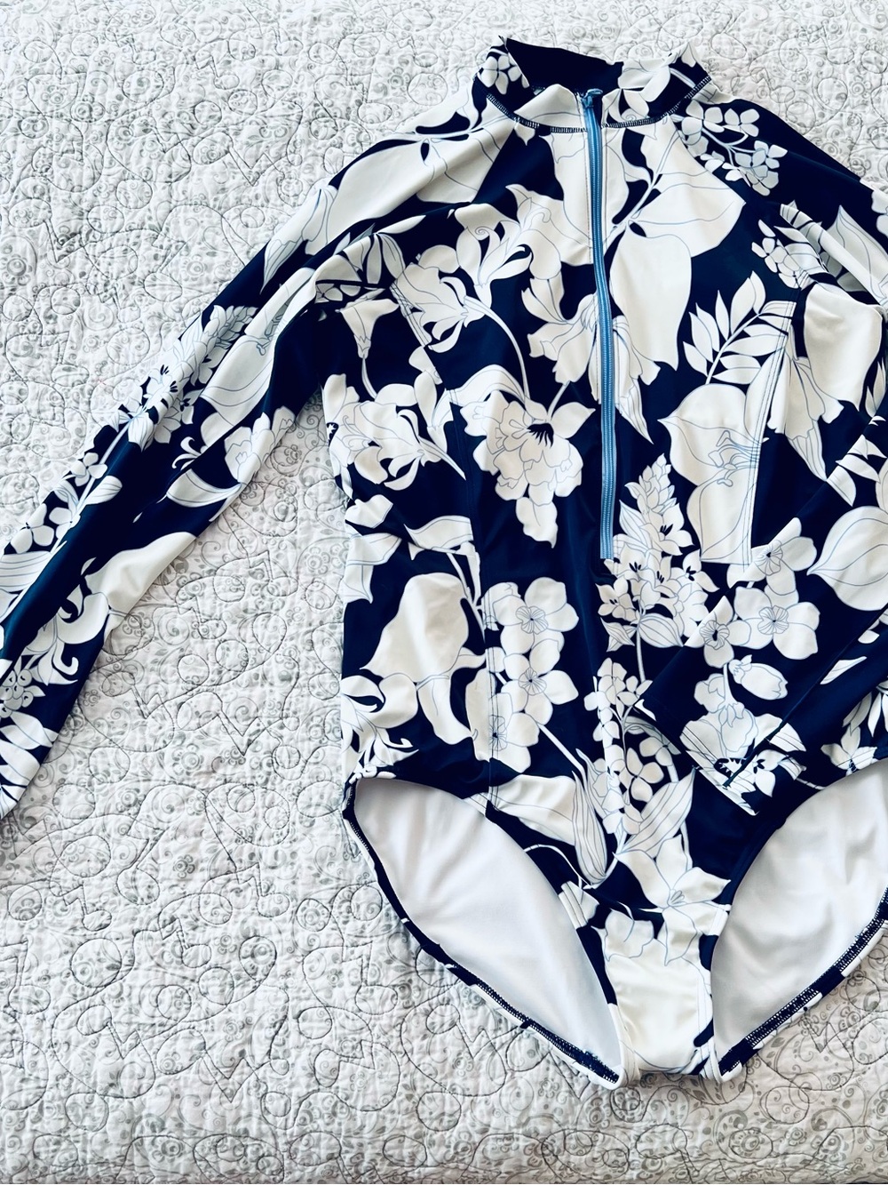 NWOT Lands' End Navy & White Tugless Rash Guard Swimsuit Summer Surf Swim